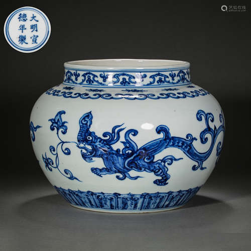 MING DYNASTY, CHINESE BLUE AND WHITE JAR WITH DRAGON PATTERN