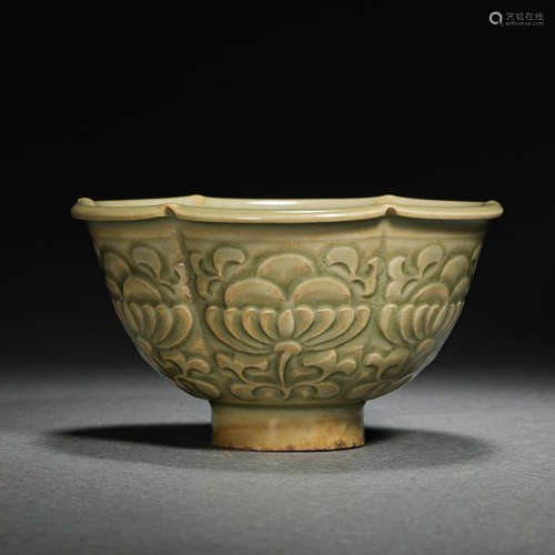 NORTHERN SONG DYNASTY, CHINESE YAOZHOU WARE CARVED FLOWER BO...