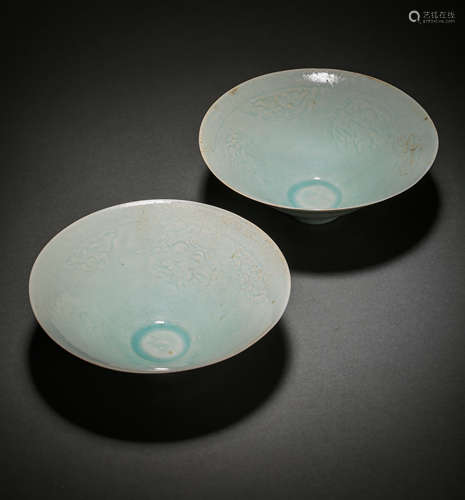 A PAIR OF CELADON-GLAZED ENGRAVED BOWLS, HUTIAN WARE, SOUTHE...