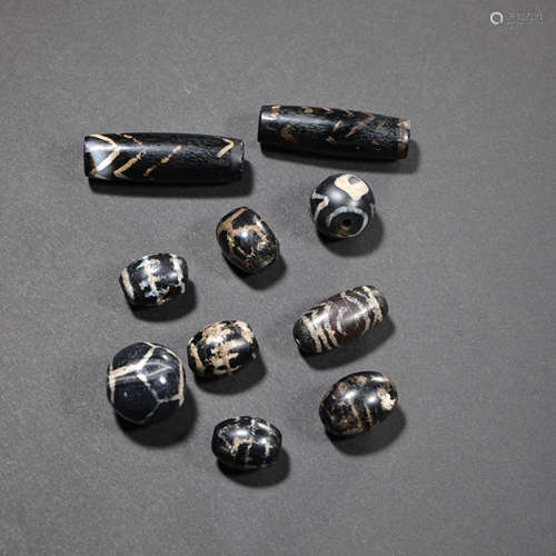 A SET OF ANCIENT INDIAN AGATE AND DZI BEADS