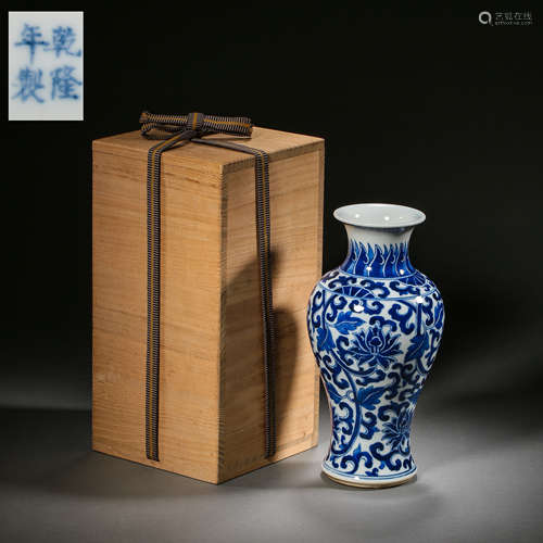 A BLUE AND WHITE VASE, THE QIANLONG PERIOD OF THE QING DYNAS...