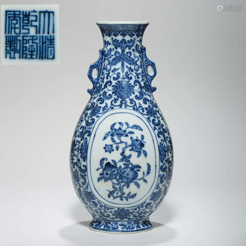 A BLUE AND WHITE DOUBLE-EARED FLAT VASE, THE QIANLONG PERIOD...