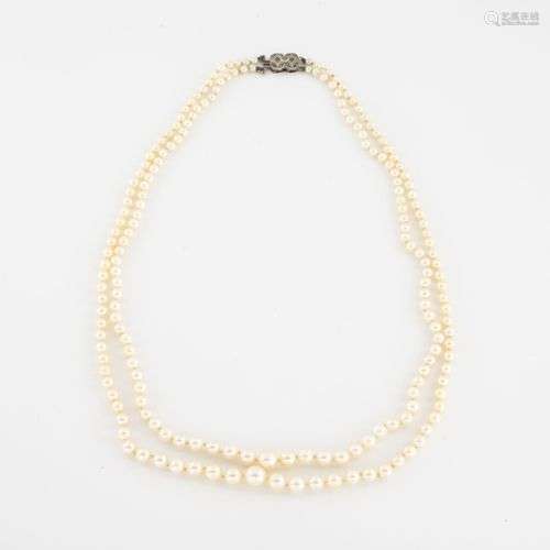 Collier formé de deux rangs de perles de culture blanches en...