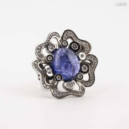 Bague en or gris (750) centrée d'un cabochon de tanzanite en...