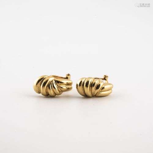 Paire de boucles d'oreilles en or jaune (750) godronnée. Sys...