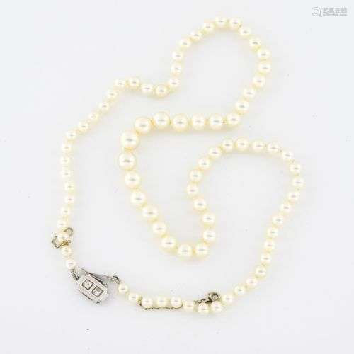 Collier de perles de culture blanches en chute. Fermoir cliq...