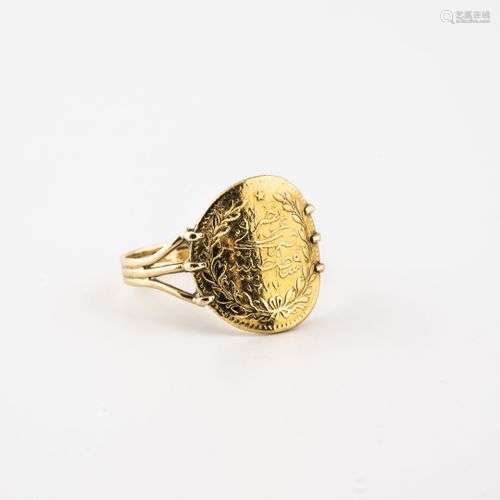 Bague en or jaune (750) ornée d'une pièce d'Afrique du Nord....