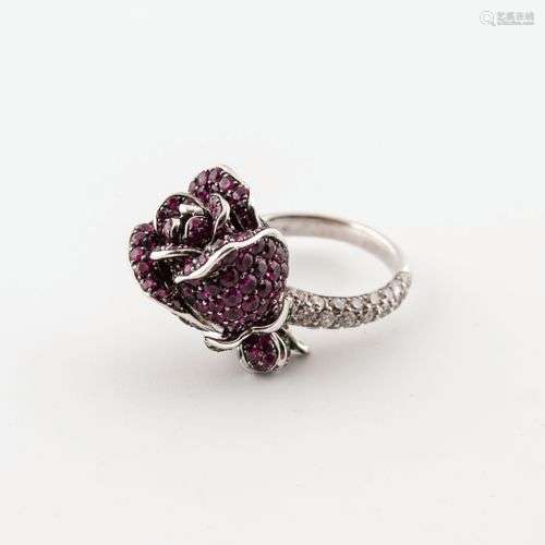 Amusante bague en or gris (750) figurant une rose et un bout...