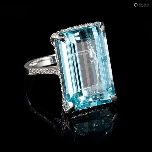 Bague sertie d'une aigue-marine taille rectangle (22,77 ct) ...