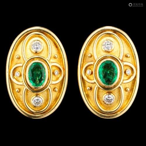 Boucles d'oreilles ovales serties d'émeraudes taille ovale (...