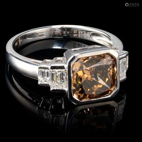 *Bague sertie d'un diamant cognac taille coussin (3,18 ct) é...