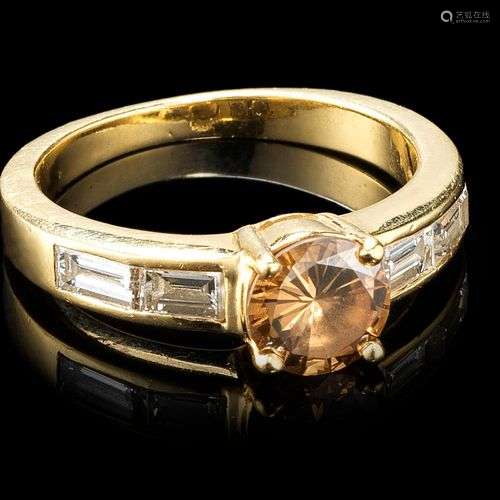 Bague sertie d'un diamant cognac (env. 0,85 ct) épaulé de di...