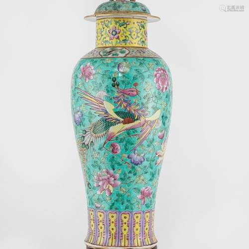 Vase couvert, Chine, XIXe s Porcelaine émaillée polychrome à...