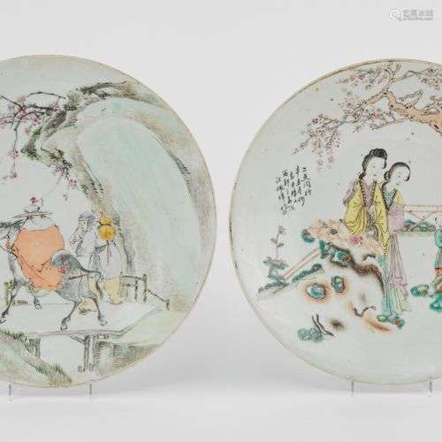 Paire de plats, Chine, fin XIXe s Porcelaine à décor d'un ch...