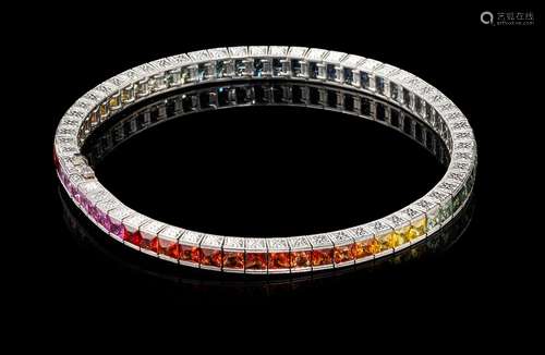 *Bracelet ciselé serti d'une ligne de saphirs multicolores (...