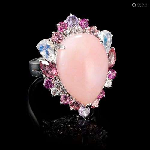 *Bague sertie d'une opale rose cabochon taille poire (env. 9...