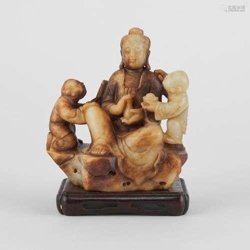 Groupe figurant une guanyin et deux enfants, Chine Jade roui...