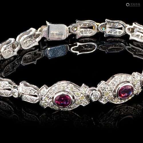 Bracelet serti de rubis taille ovale (env. 1.2 ct) et pavé d...