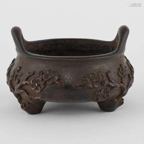 Brûle-encens, tripode, Chine Bronze à décor de branches et d...