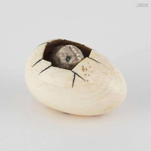 Netsuke en forme d'oeuf, Chine ou Japon, fin XIXe s Ivoire s...