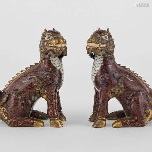 Deux petits kilins en cloisonné, Chine, XIXe s Cuivre et éma...