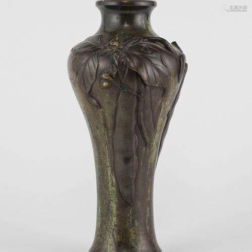 Vase Art nouveau, chine, circa 1900 Bronze à patine verte à ...