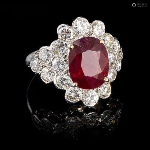 Bague sertie d'un rubis taille ovale (env. 5 ct) entouré et ...