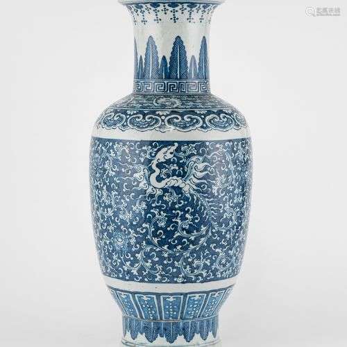 Vase balustre, Chine, XIXe s Porcelaine émaillée bleu blanc ...