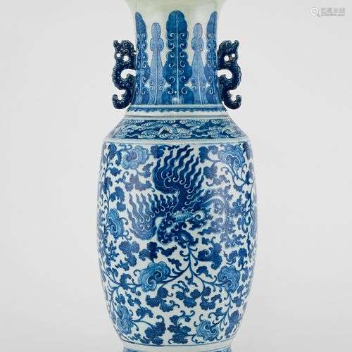 Vase balustre, Chine, XIXe s Porcelaine bleu blanc à motif d...