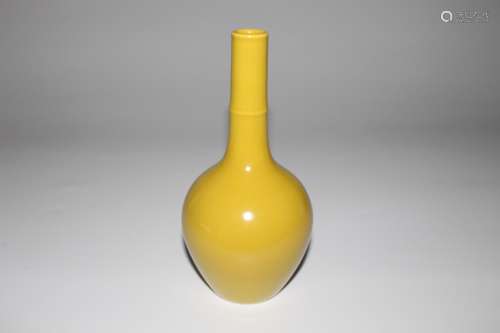 单色黄釉天球小瓶