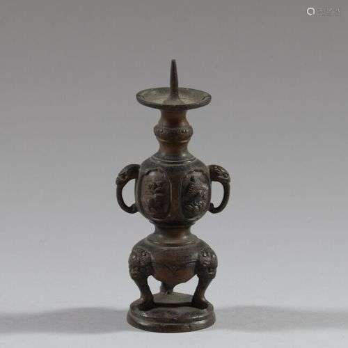 CHINE Petit bougeoir en bronze patine en forme de vase tripo...