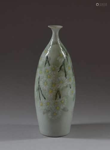 JAPON Vase bouteille en porcelaine céladon à décor de fleurs...