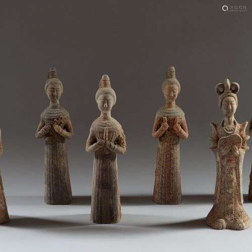 CHINE Six statuettes de servante en terre cuite à traces de ...