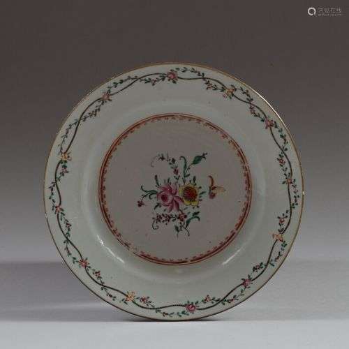 CHINE DE COMMANDE Assiette en porcelaine décorée des émaux d...