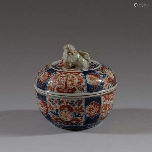 JAPON Pot couvert en porcelaine polychrome à décor Imari de ...