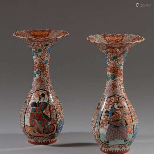 JAPON Paire de vases ovoïdes en porcelaine polychrome à déco...