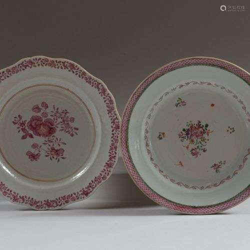 CHINE DE COMMANDE Deux assiettes en porcelaine décorée des é...