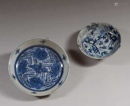 CHINE Deux petites coupes en porcelaine décorée en bleu sous...