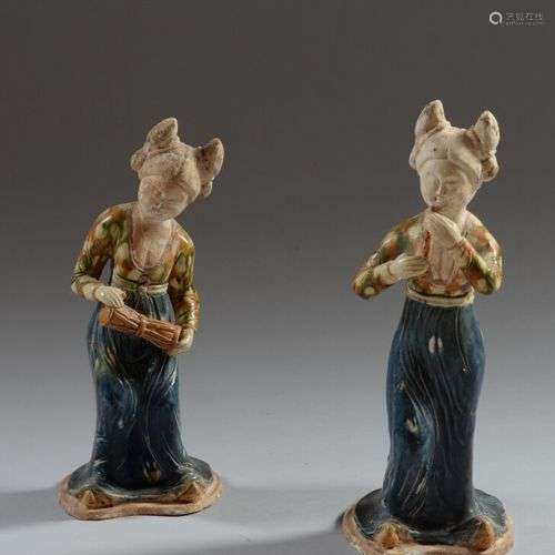 CHINE Deux statuettes de musiciennes en terre cuite à glaçur...