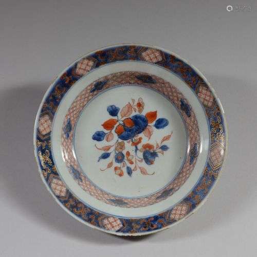 CHINE Assiette creuses en porcelaine polychrome à décor dans...