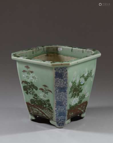 JAPON Cache-pot en porcelaine céladon et polychrome à décor ...