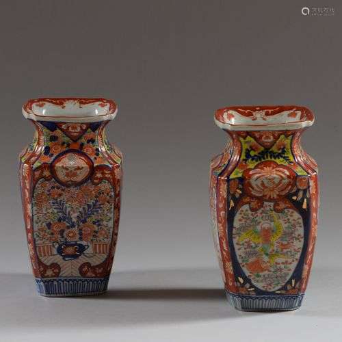 JAPON Paire de vases quadrangulaires en porcelaine polychrom...