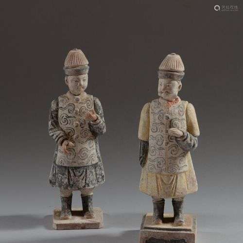 CHINE Deux statuettes de serviteurs en terre cuite décorée e...