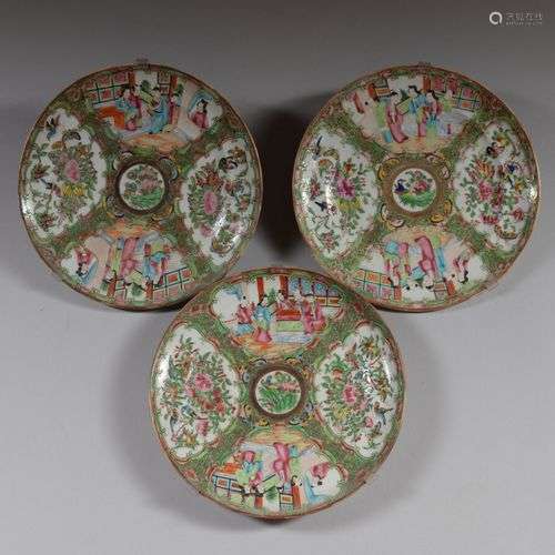 CHINE Trois assiettes en porcelaine polychrome à décor de co...