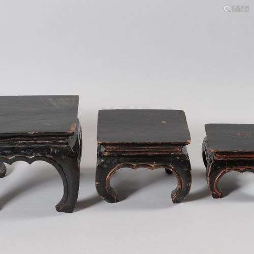 CHINE Trois petites tables gigognes en bois laqué noir. XXèm...