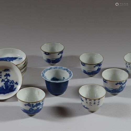 JAPON Six tasses et sous-tasses en porcelaine blanc bleu à d...