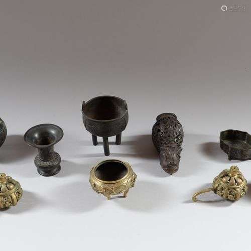 CHINE ou ASIE Lot de onze objets en bronze, pierre dure et t...