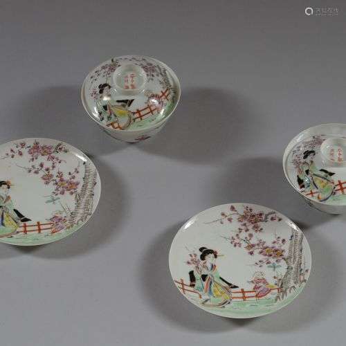 JAPON Deux petits bols couverts et leur soucoupe en porcelai...