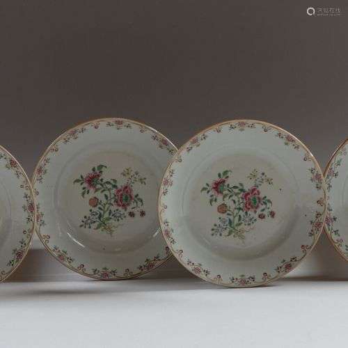 CHINE DE COMMANDE Suite de quatre assiettes en porcelaine dé...