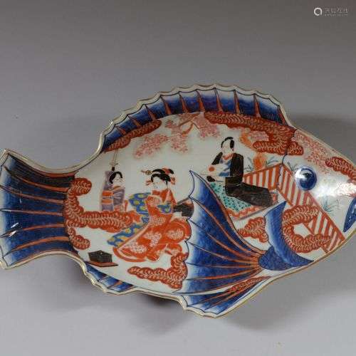 JAPON Plat en forme de poisson en porcelaine polychrome à dé...